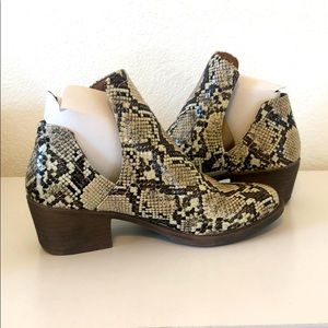 Brand New 🏷 Snake Skin Booties